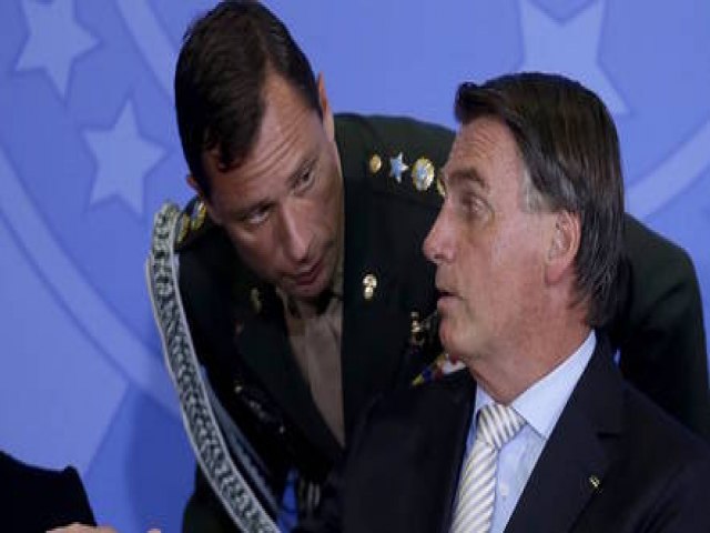PGR diz que ex-ajudante de ordens de Jair Bolsonaro arquitetou fraude em cartes de vacina
