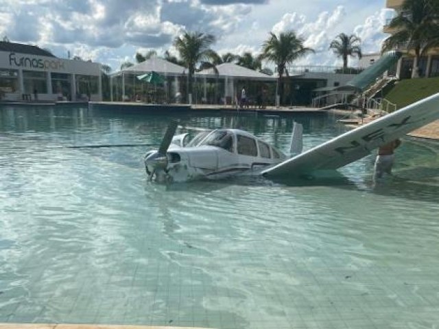 Avio cai dentro de piscina e deixa trs feridos
