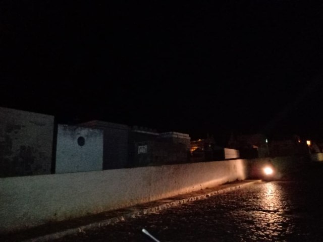 Populao reclama sobre escurido no cemitrio e suas proximidades em Salgueiro