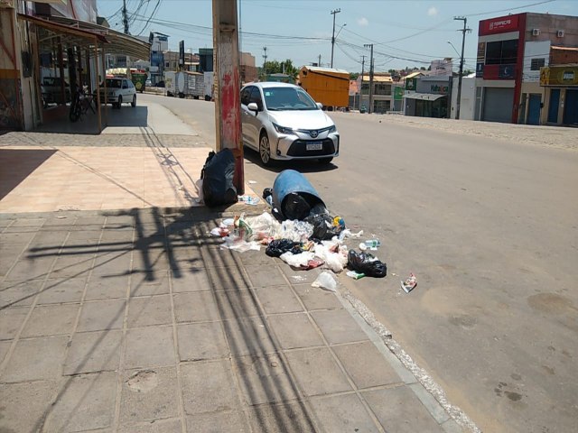 Moradores da Av. Major Antnio Rufino reclamam do acmulo de lixo em Salgueiro