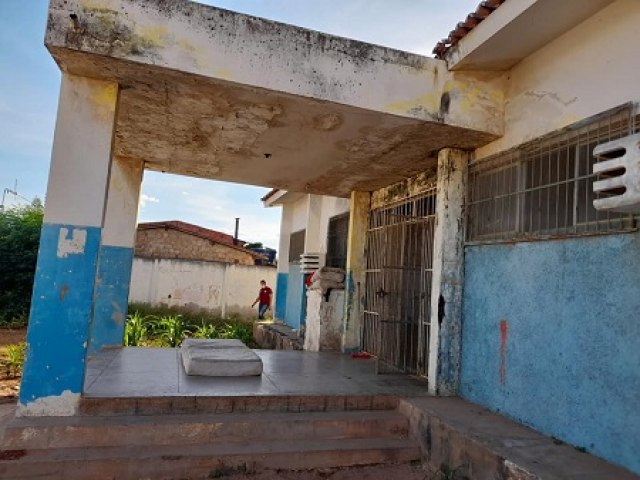 Vereador pede que Prefeitura de Salgueiro readeque prdio pblico abandonado em prol dos moradores do Divino Esprito Santo