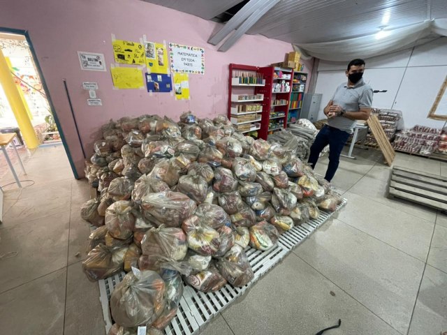Enquanto a populao passa por dificuldades, Kits de merendas ficam estocadas em escola municipal em Salgueiro