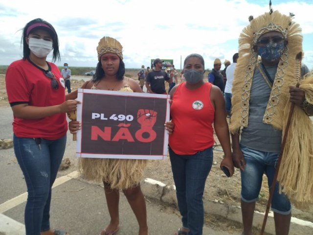 PL 490: indgenas protestam na BR-116 no trevo de Ib Abar contra projeto que muda demarcao de terras  