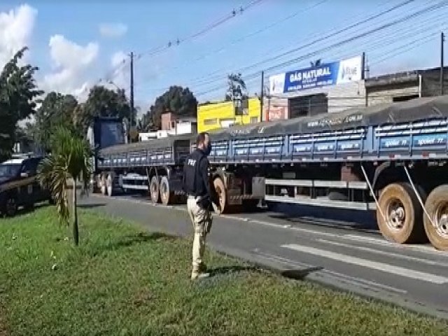 Caminhoneiros bloquearam trechos de rodovias federais em Pernambuco; protesto acabou antes das 8h