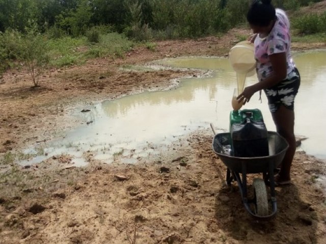 Sem abastecimento, moradores de comunidades rurais de Salgueiro usam gua de barreiros para cozinhar