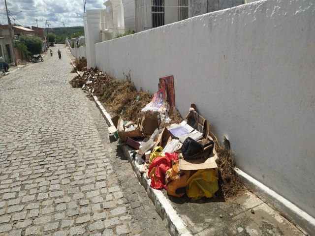 Cemitrio pblico de Salgueiro est coberto de lixo e mato e incomoda visitantes
