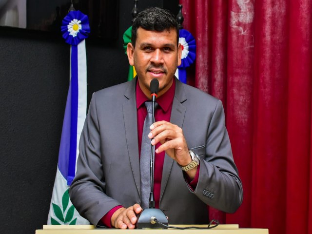 Aps ser elogiado por vereador de oposio, prefeito de Salgueiro retira o reajuste retroativo dos servidores.