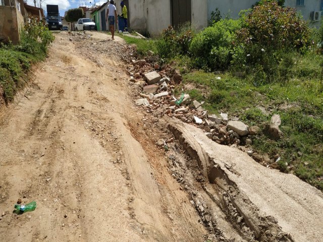 Moradores do bairro do Prado reclamam sobre buracos e lagoa com gua parada 