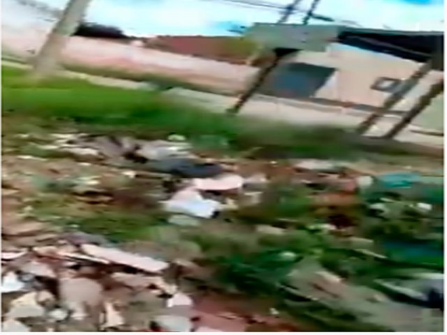 Moradora do bairro da Cohab reclama com a quantidade de lixo na comunidade