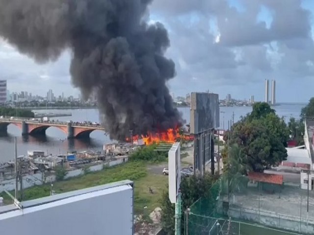 Incndio atinge palafitas no Pina, na Zona Sul do Recife