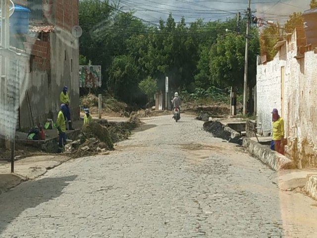Depois de vrias reclamaes de moradores, limpeza do canal da COHAB em Salgueiro  iniciada