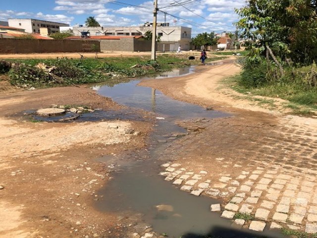 Vazamento de esgoto incomoda quem passa pela Avenida Beira Canal, em Salgueiro