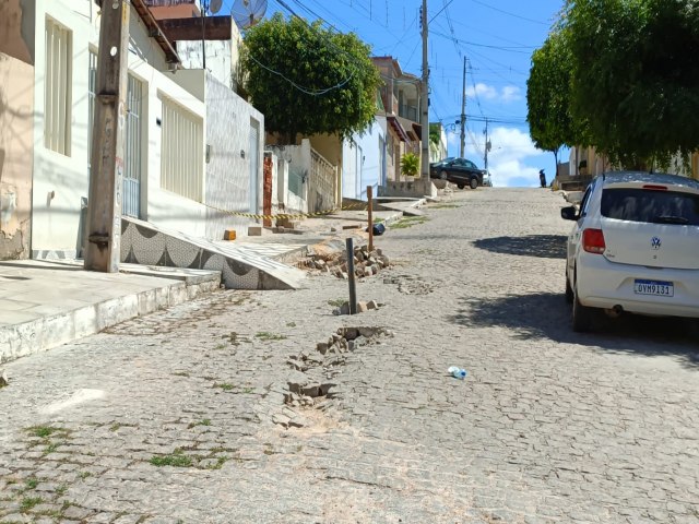 Moradores da Rua Aurlia Rocha Sampaio pedem providncias sobre pavimento danificado