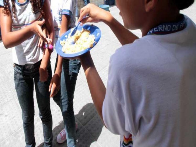 H 2 meses sem salrio, merendeiras de escolas de Pernambuco paralisam atividades: ?no tenho comida em casa?