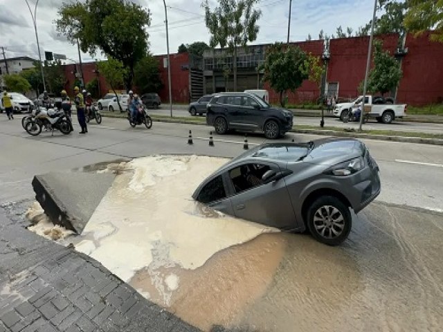 Carro  engolido por cratera aps asfalto ceder na Avenida Recife
