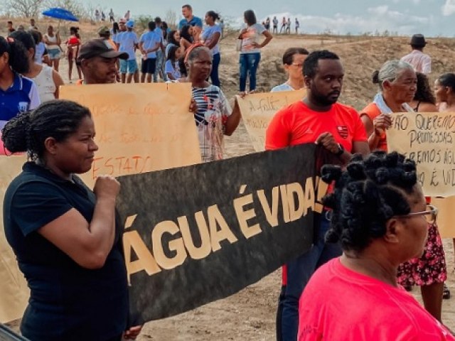 Moradores de Conceio das Crioulas fazem protesto contra a falta de gua