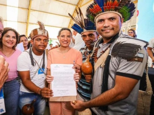 Povo Atikum - Aldeia Urubu entregam solicitaes da populao indgena a Governadora Raquel lira
