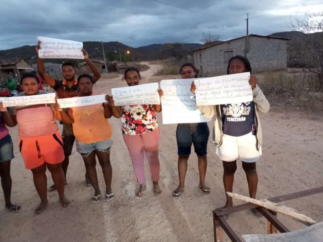 Moradores do Stio Paula bloqueiam acesso a comunidade reivindicando abastecimento de gua regio