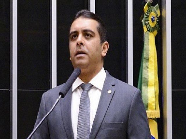 Deputado de Pernambuco falta ao enterro do pai para presidir votao contra casamento gay