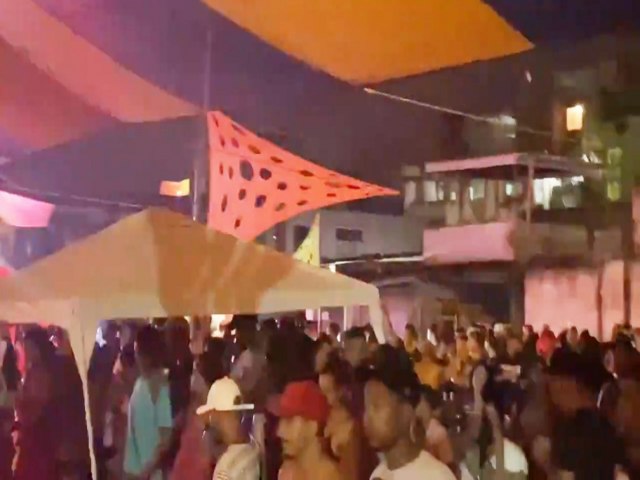 Culto religioso provoca aglomeração em quadra de escola de samba na Baixada Fluminense