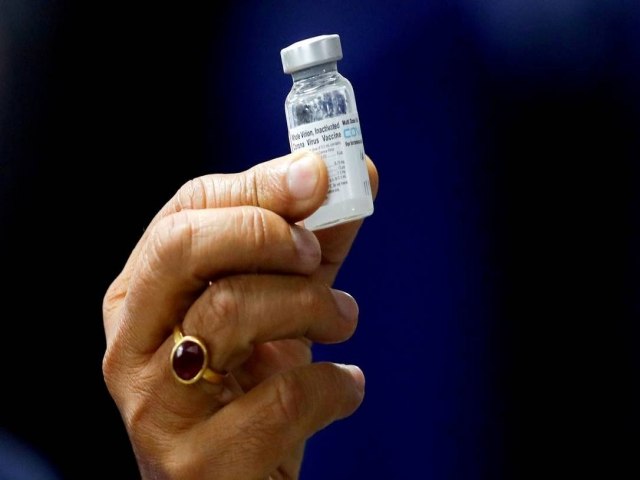 Brasil s tem doses garantidas para vacinar 65% da populao