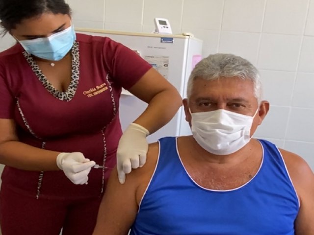 Jornalista Iran Costa recebe a primeira dose da vacina CORONAVAC em Maracaja