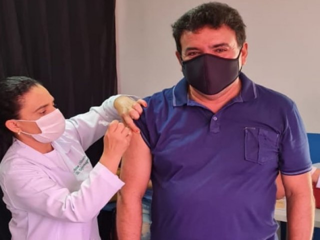 EXEMPLO: Vice-prefeito Marcílio Dantas recebendo a primeira dose da vacina