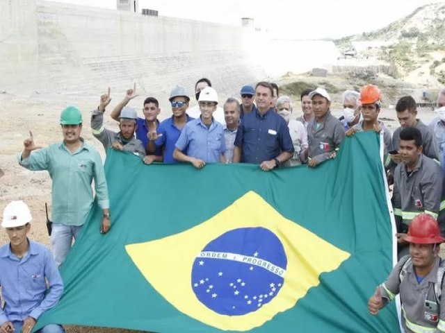 Trabalhadores de barragem no RN fazem L de Lula em foto ao lado de Bolsonaro