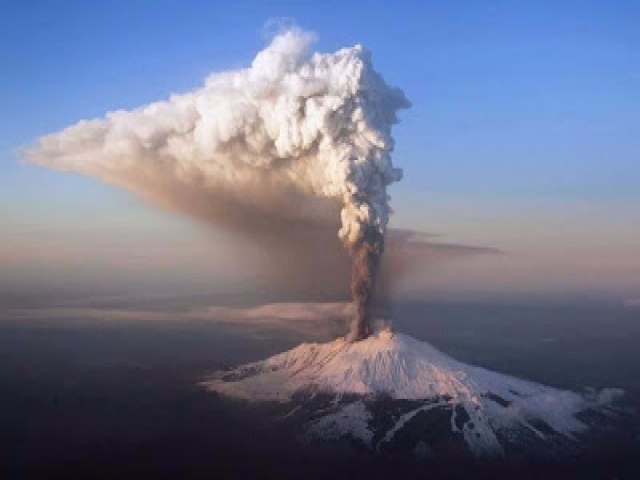 RN EM ALERTA: Vulco de Cumbre Vieja em La Palma, nas Ilhas Canrias, entra em erupo