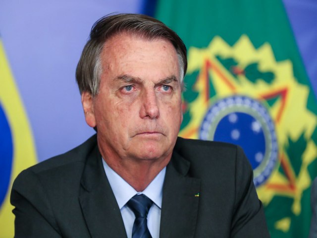 Bolsonaro vincula ministros do Supremo à campanha de Lula e diz que Barroso entende de terrorismo