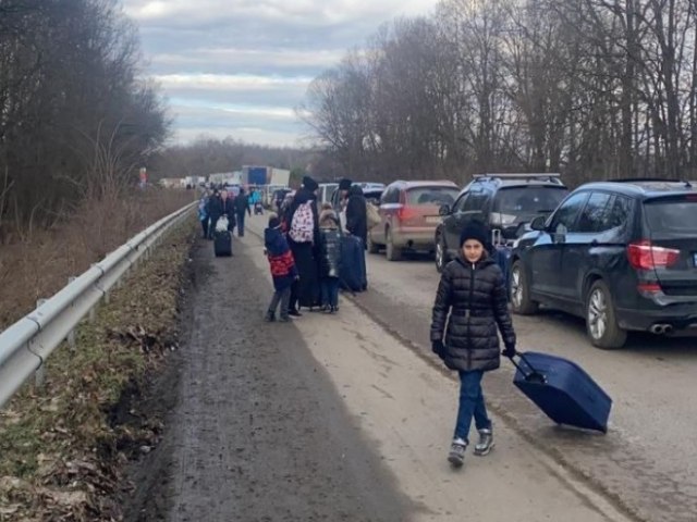 Potiguar relata drama de quem tenta atravessar fronteira da Polnia para fugir da Guerra da Ucrnia: Estamos indo a p