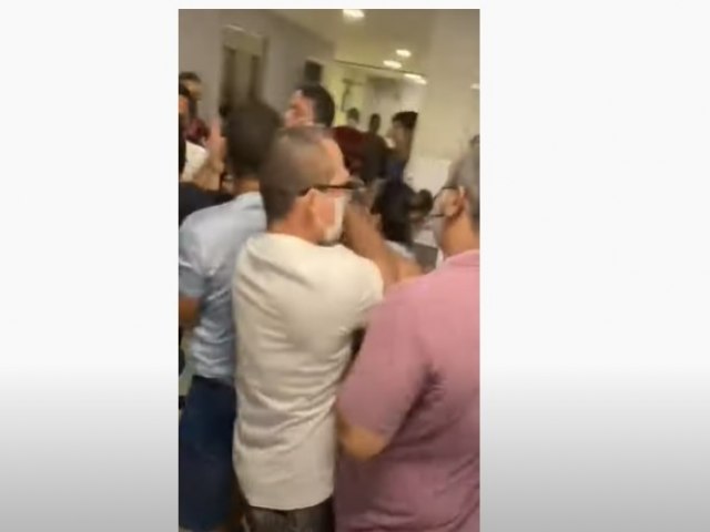 VDEO: Diretor de hospital em e pai irritado com espera para atendimento trocam agresses