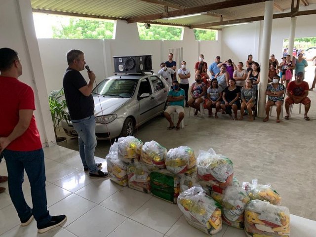 Prefeito Júlio César realiza ação de entrega de alimentos em comunidade rural de Ceará-Mirim