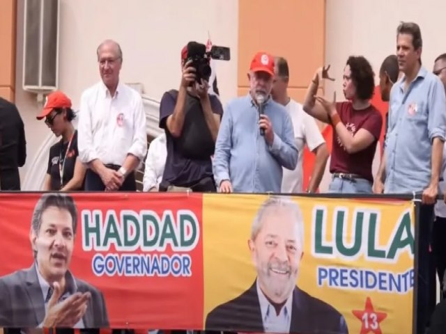Lula pede a quem tem 'uma gota de sangue nordestino' que não vote em Bolsonaro no 2º turno
