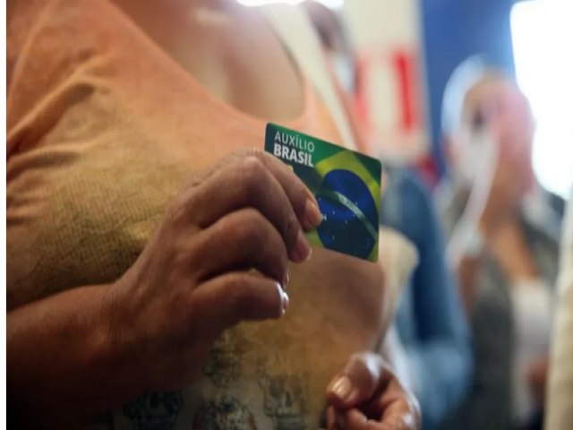 Datafolha: 1 em cada 4 brasileiros recebe Auxílio Brasil; veja a intenção de voto dos beneficiários em Lula e Bolsonaro