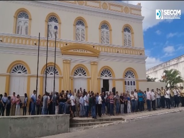 Entrega de 6 nibus escolares, 5 viaturas para a Guarda Municipal e 2 ambulncias para os cearamirinenses 