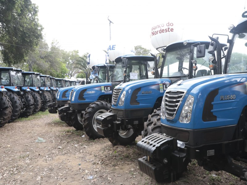 Governadora entrega tratores, maquinrios e implementos agrcolas para vrias regies do Estado