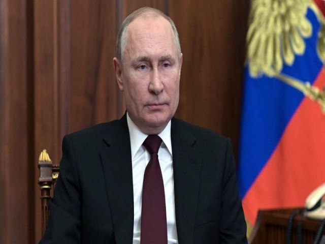 Putin ordena que militares coloquem equipes de armas nucleares em alerta