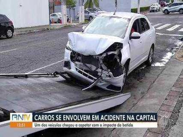 Motorista de aplicativo chora aps ter carro de trabalho atingido em acidente na Zona Sul de Natal