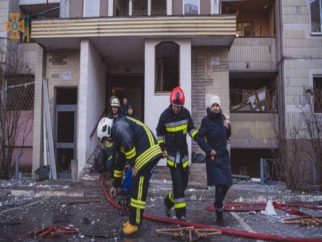 Sem avanar por terra, Rssia bombardeia cidades ucranianas, e guerra entra na quarta semana