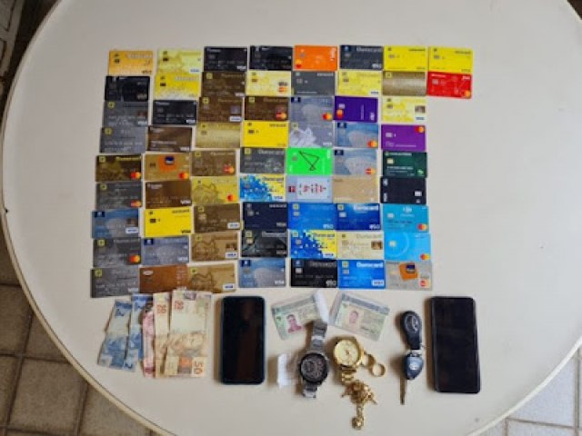 FOTOS: Suspeitos de estelionato foram presos com 66 cartes em agncia do BB, em Natal