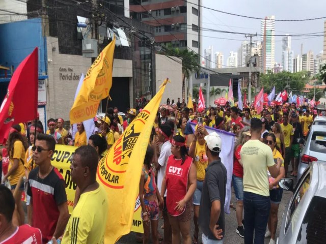 Manifestantes vo s ruas para protestar contra Bolsonaro no 1 de Maio em Natal