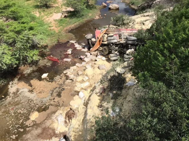 Motorista morre aps caminho cair de ponte no interior do RN