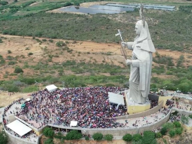FOTOS: Milhares de fiis lotam Santurio de Santa Rita de Cssia, em Santa Cruz, neste domingo (22)