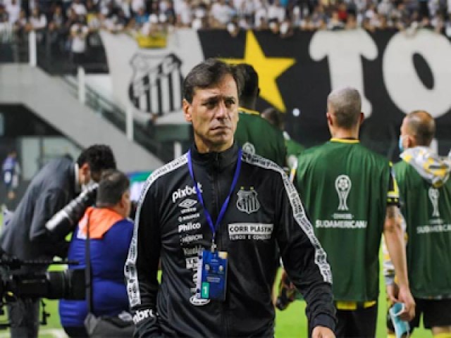 Fabin Bustos no  mais o tcnico do Santos, aps queda na Sula-Americana! O treinador foi comunicado da demisso pela diretoria nesta quinta-feira