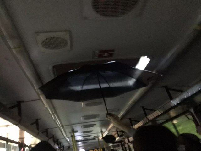 VDEO: Estudantes do RN abrem guarda-chuva dentro de nibus escolar por causa de goteiras