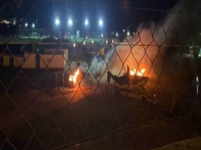 Torcedores queimam carros de jogadores de time argentino após derrota!