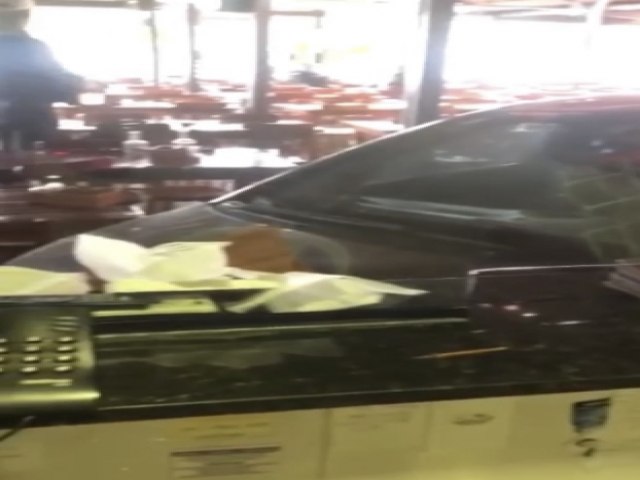 [Vdeo] Carro invade e destri churrascaria em Nova Descoberta em Natal/RN