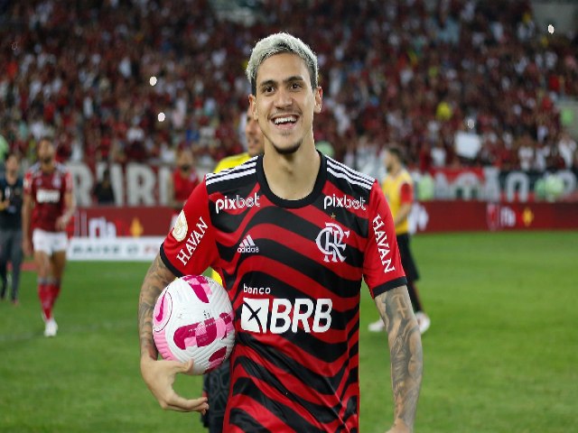 Pedro leva bola para casa aps 3 gols contra o Bragantino