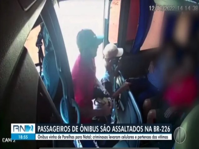 Bandidos rendem passageiros e fazem arrasto em micro-nibus na BR-226 no RN